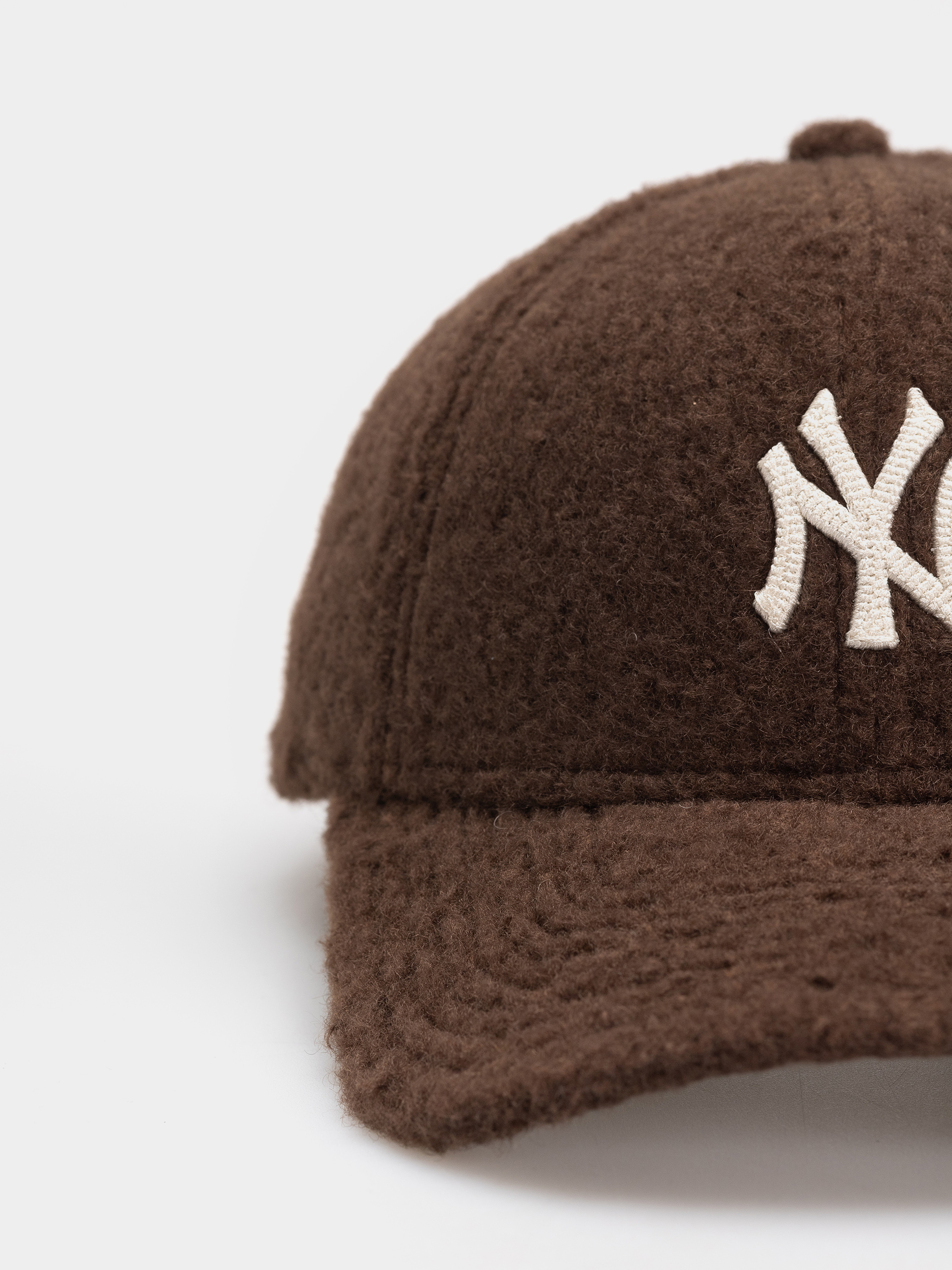 Шапка с козирка New Era Winter Borg 9Forty New York Yankees (brown)