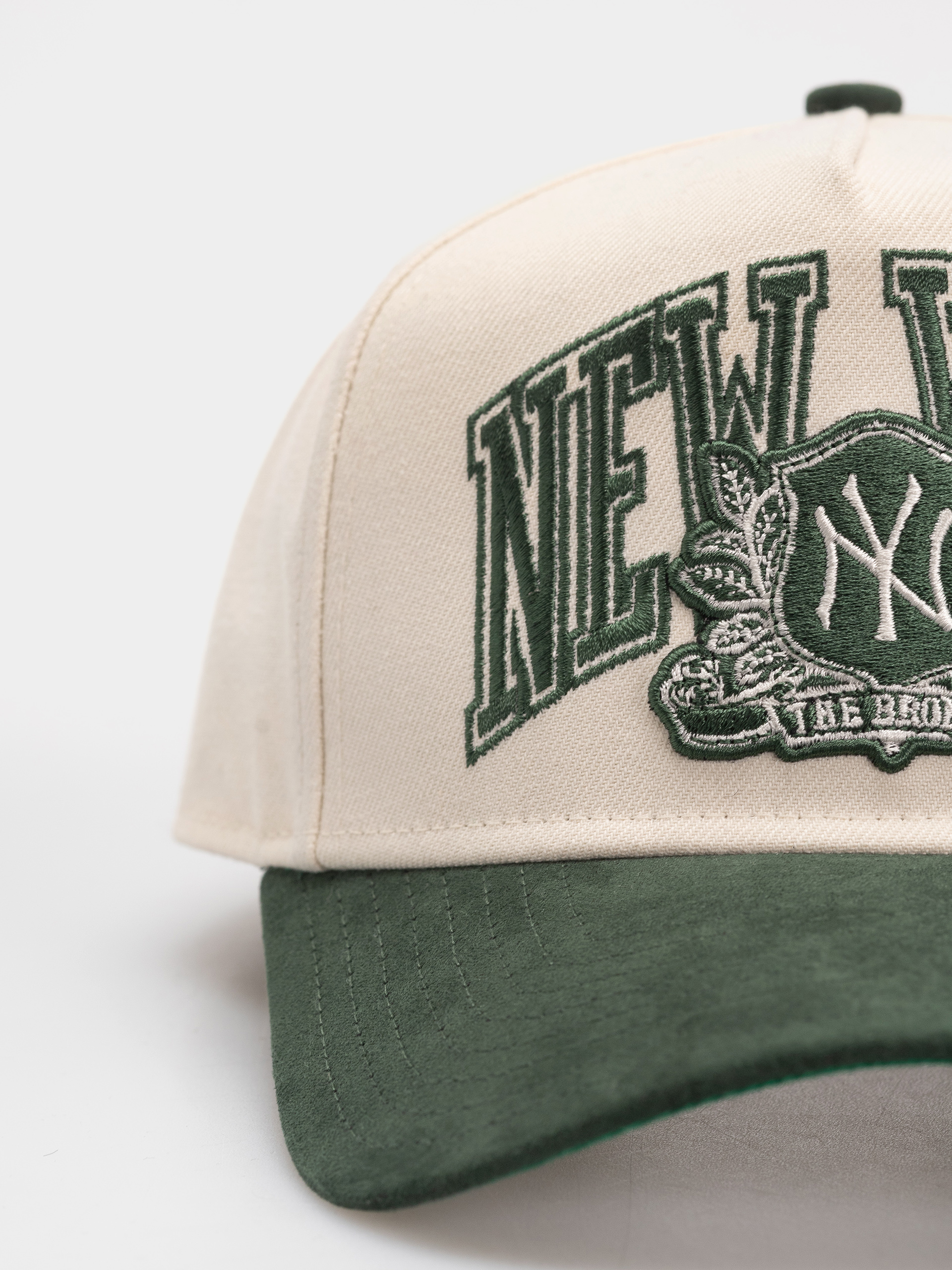 Шапка с козирка New Era Wordmark Suede Eframe New York Yankees (light cream/green)