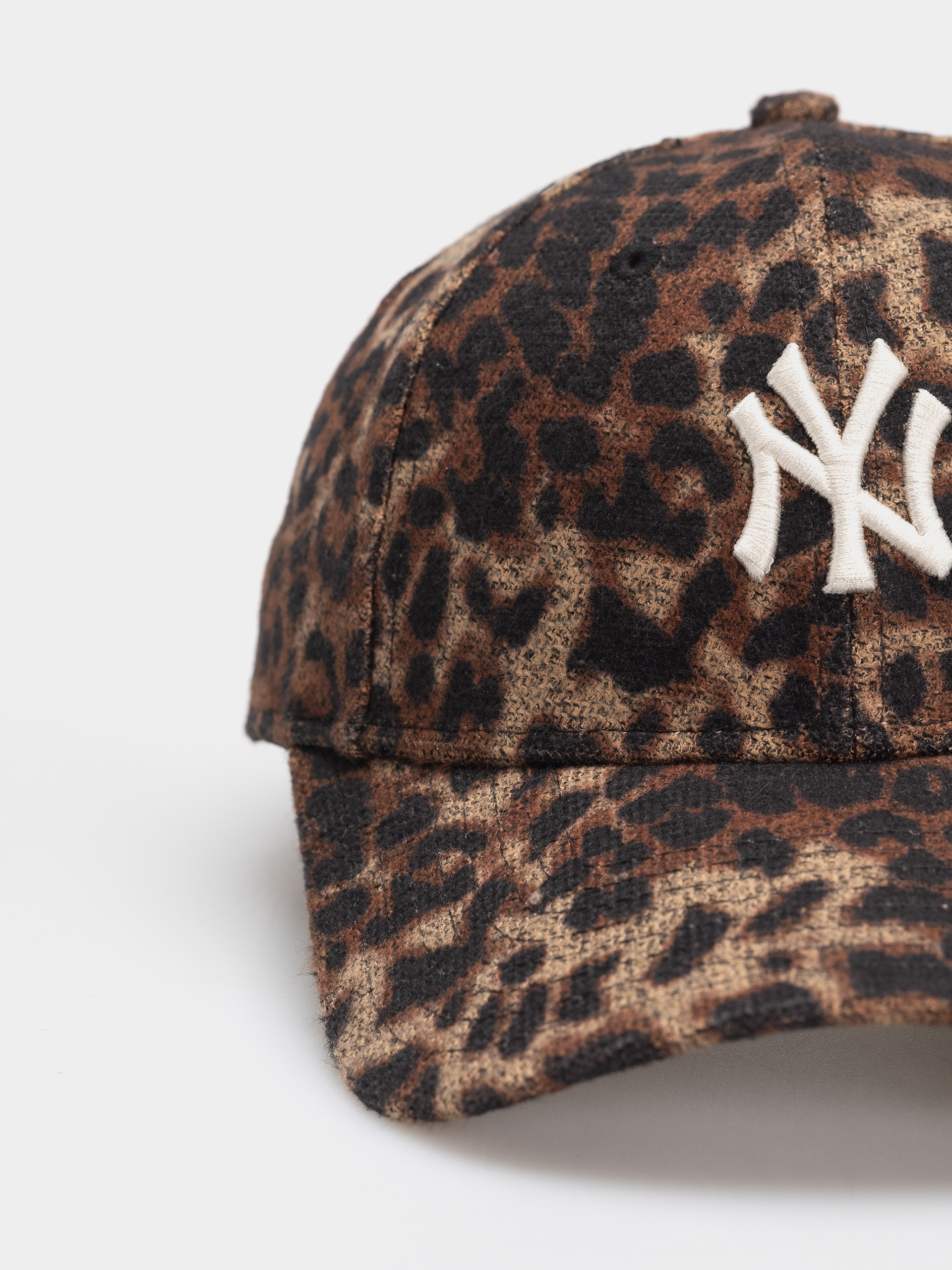 Шапка с козирка New Era Cosy Leopard 9Forty New York Yankees Wmn (dark leo)