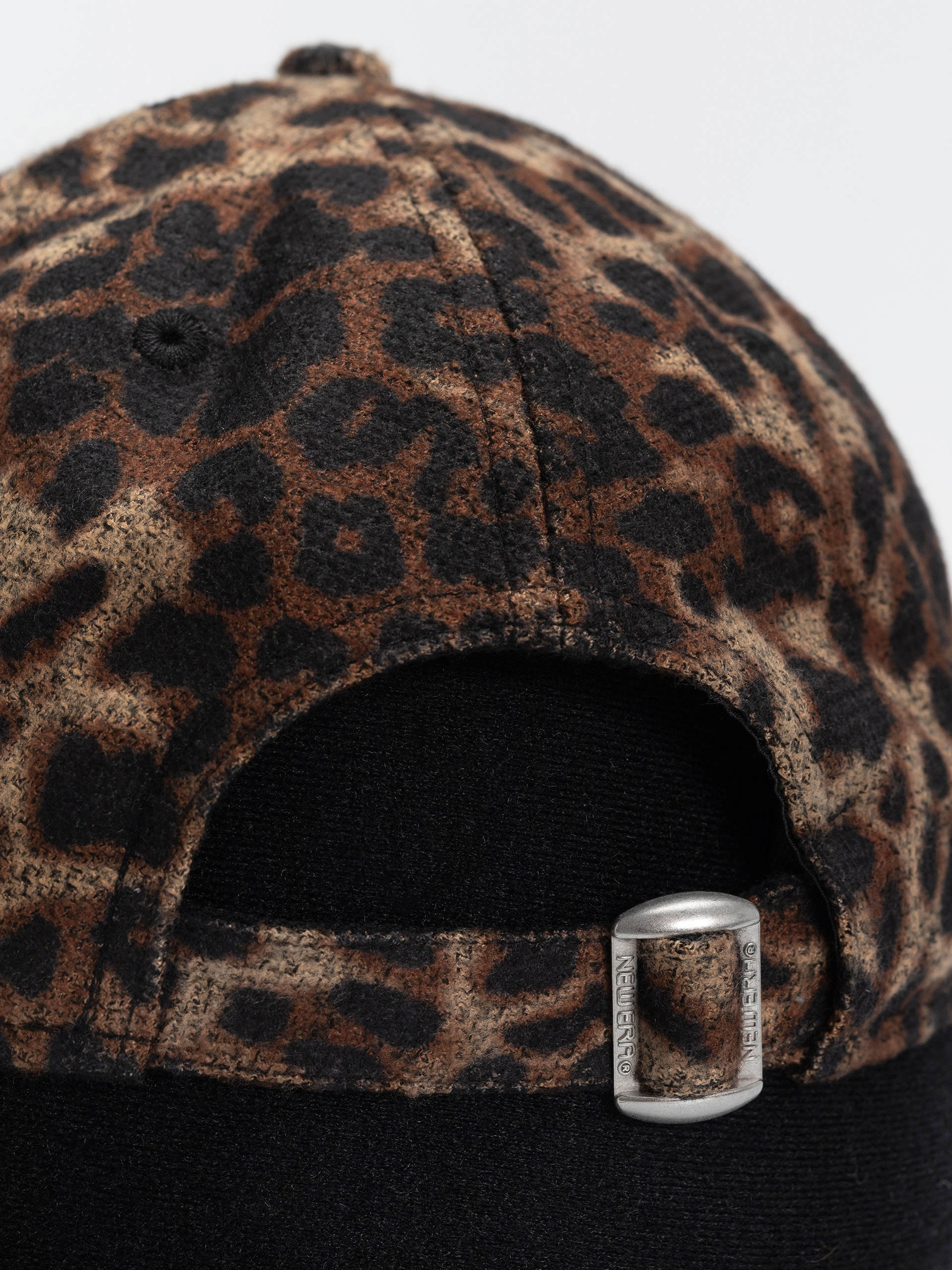 Шапка с козирка New Era Cosy Leopard 9Forty New York Yankees Wmn (dark leo)