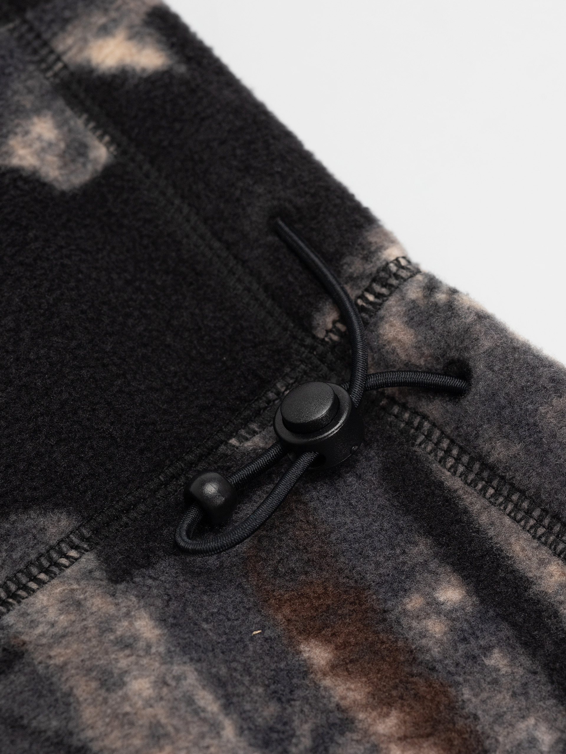 Балаклава / шал Carhartt WIP Blevin (camo feather tree black)