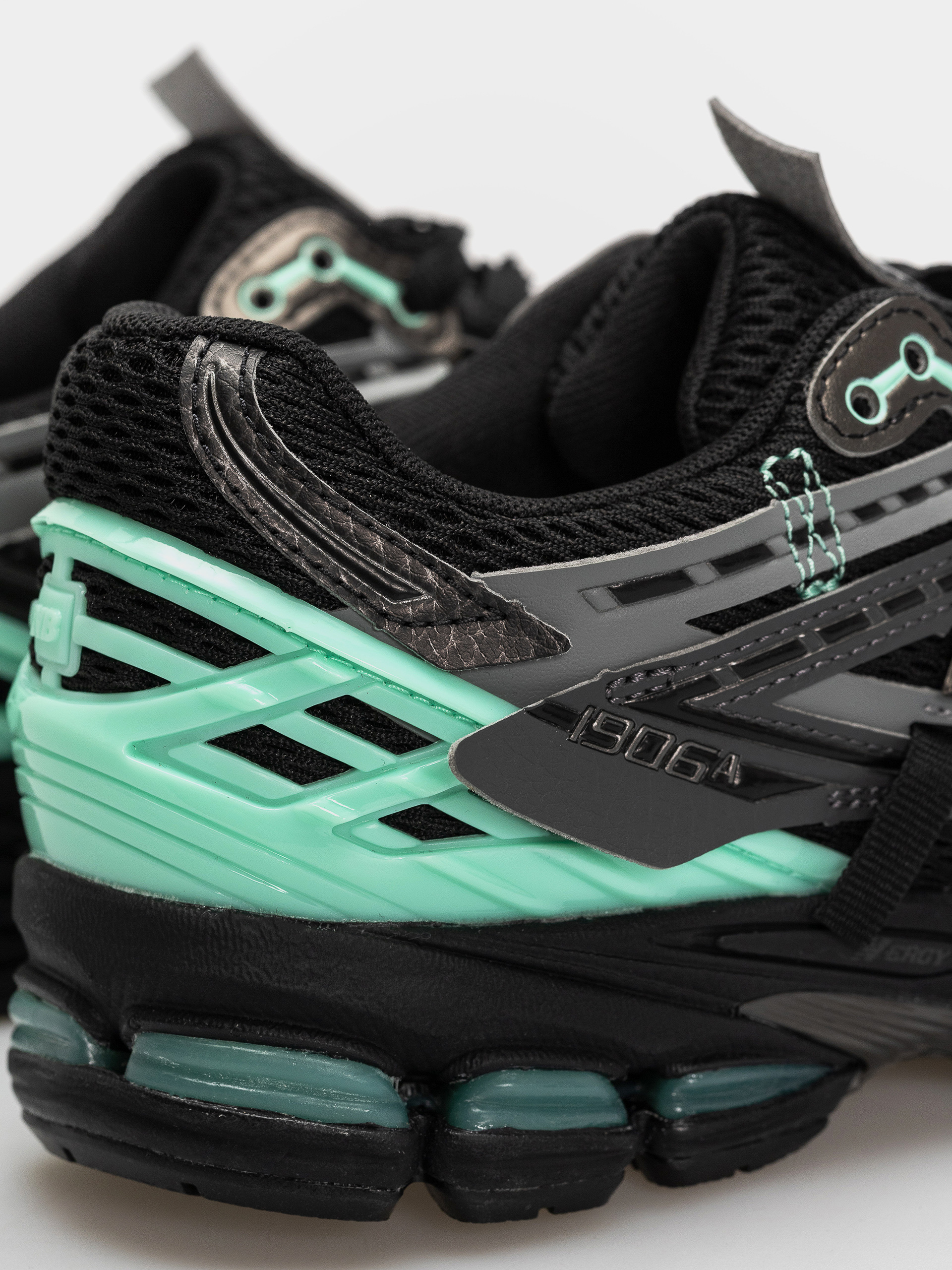 Обувки New Balance 1906 (black/bright mint)