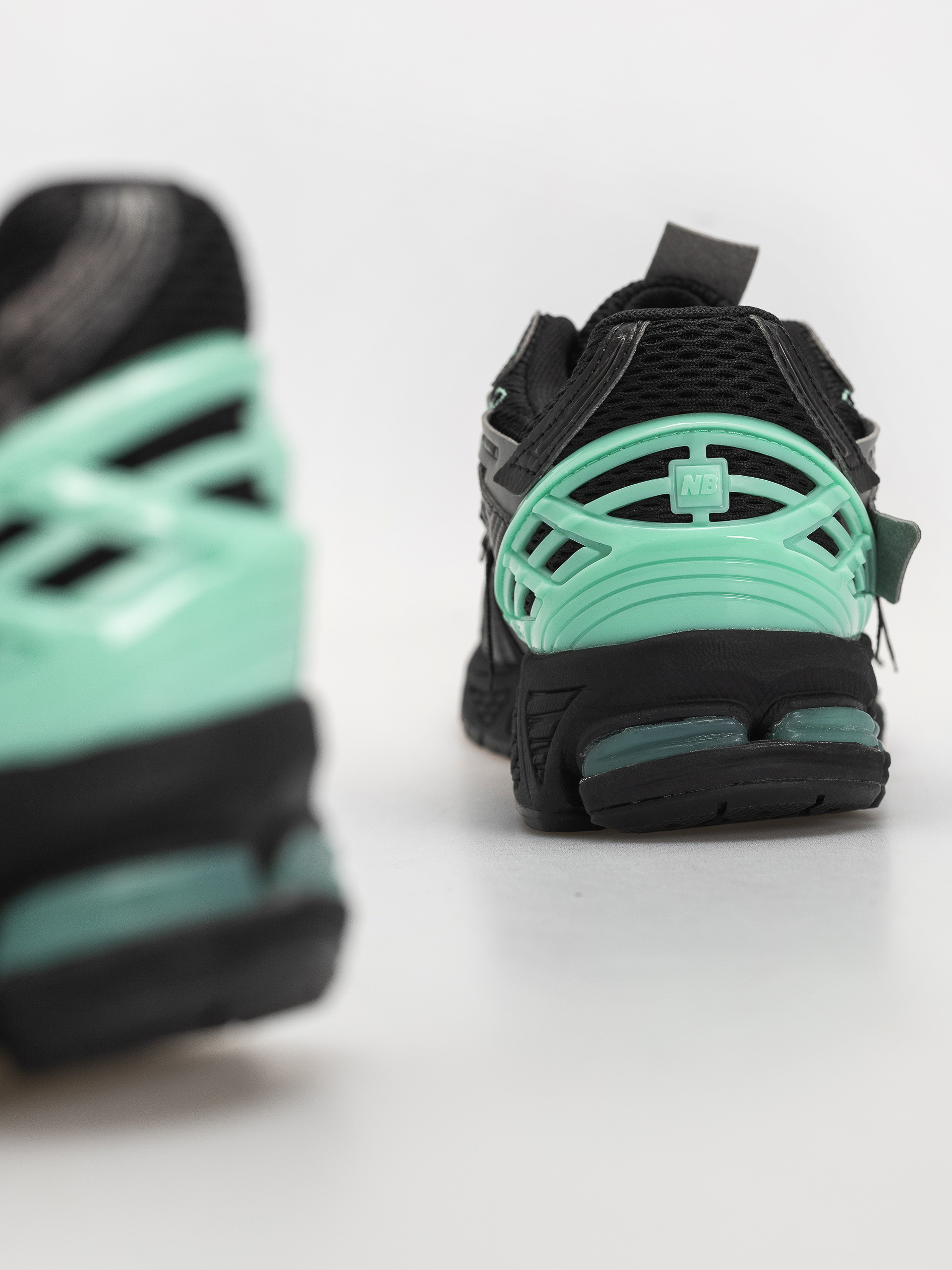 Обувки New Balance 1906 (black/bright mint)