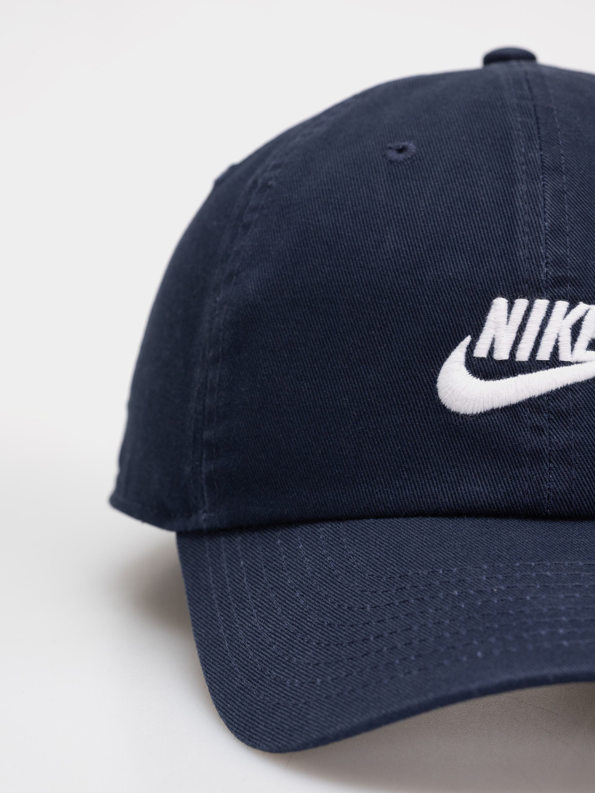 Шапка с козирка Nike SB Nike Club Futura (obsidian/white)