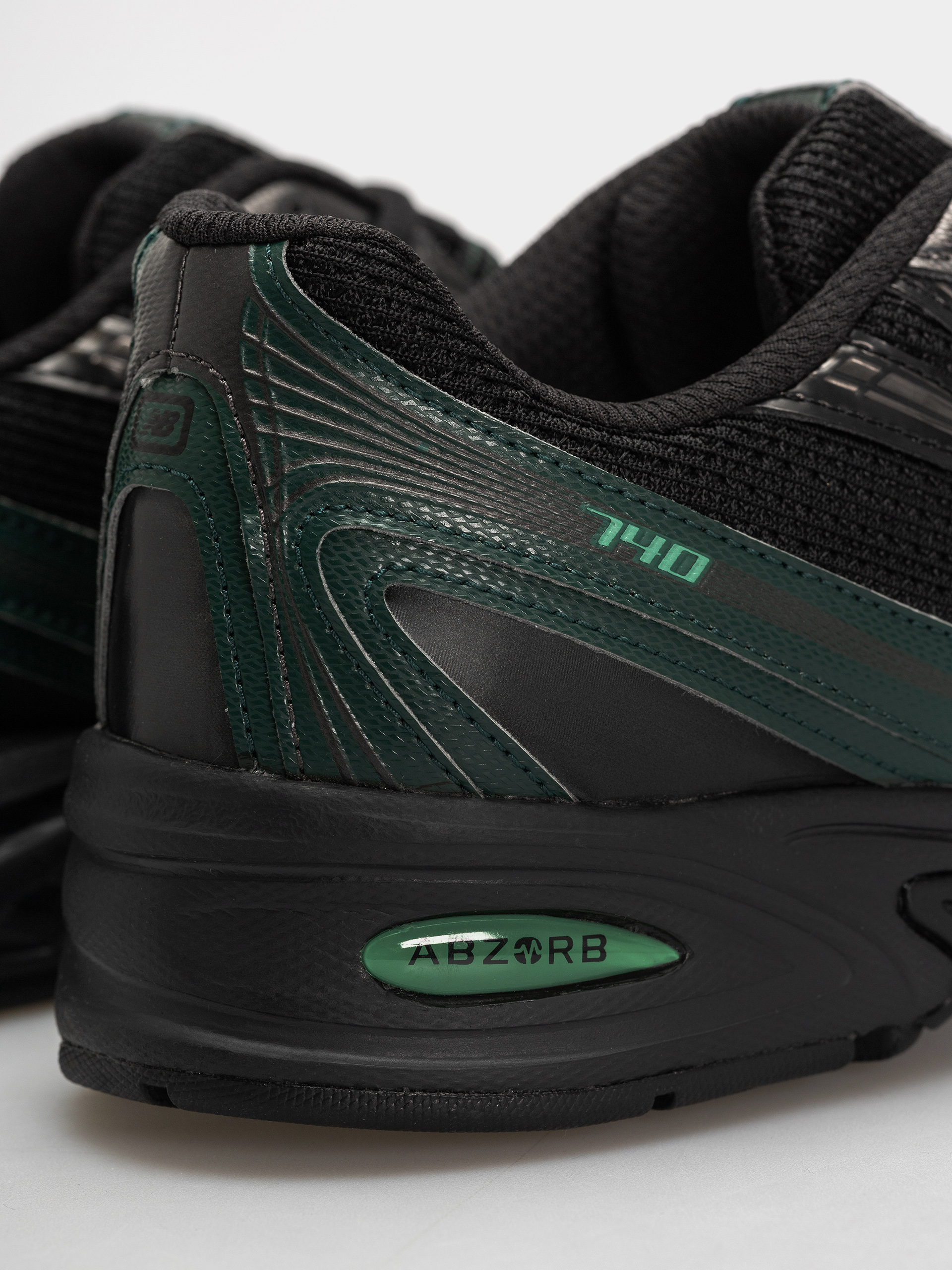 Обувки New Balance 740 (black/nordic green)
