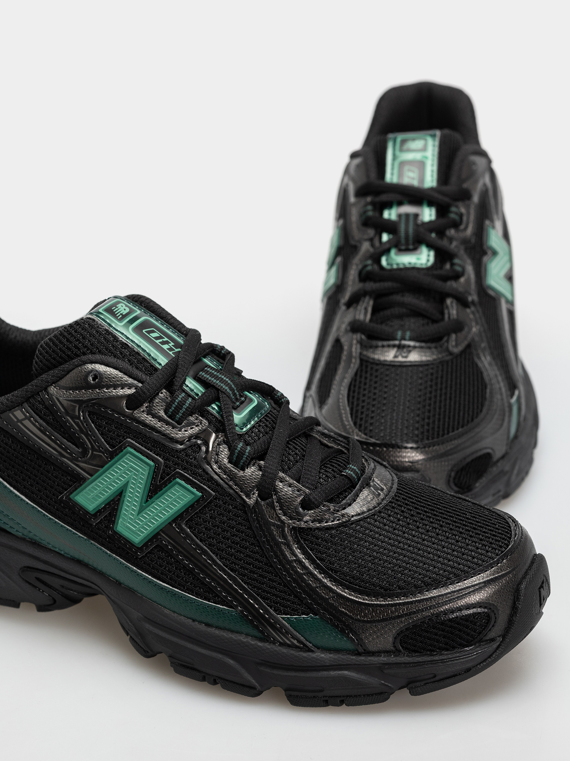 Обувки New Balance 740 (black/nordic green)