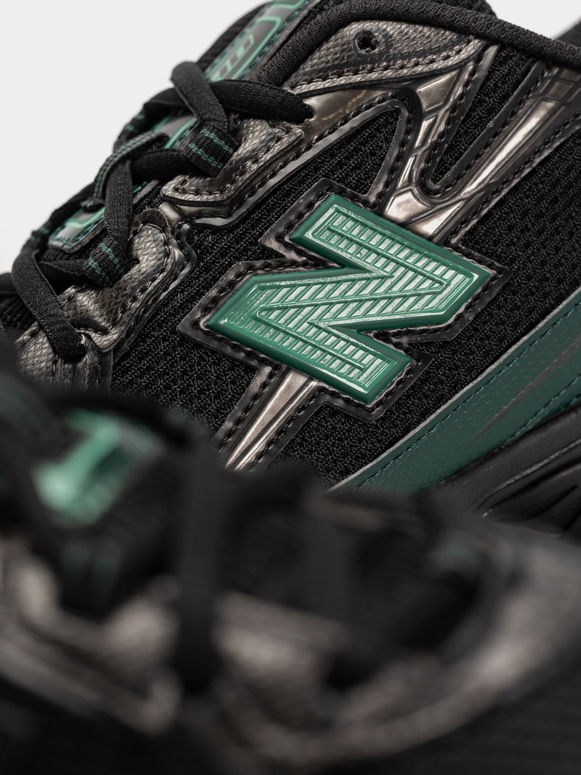 Обувки New Balance 740 (black/nordic green)