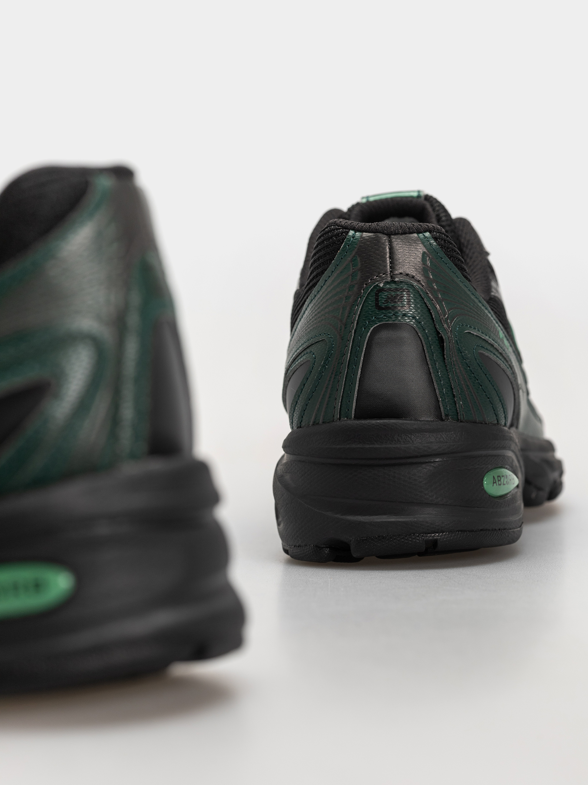 Обувки New Balance 740 (black/nordic green)