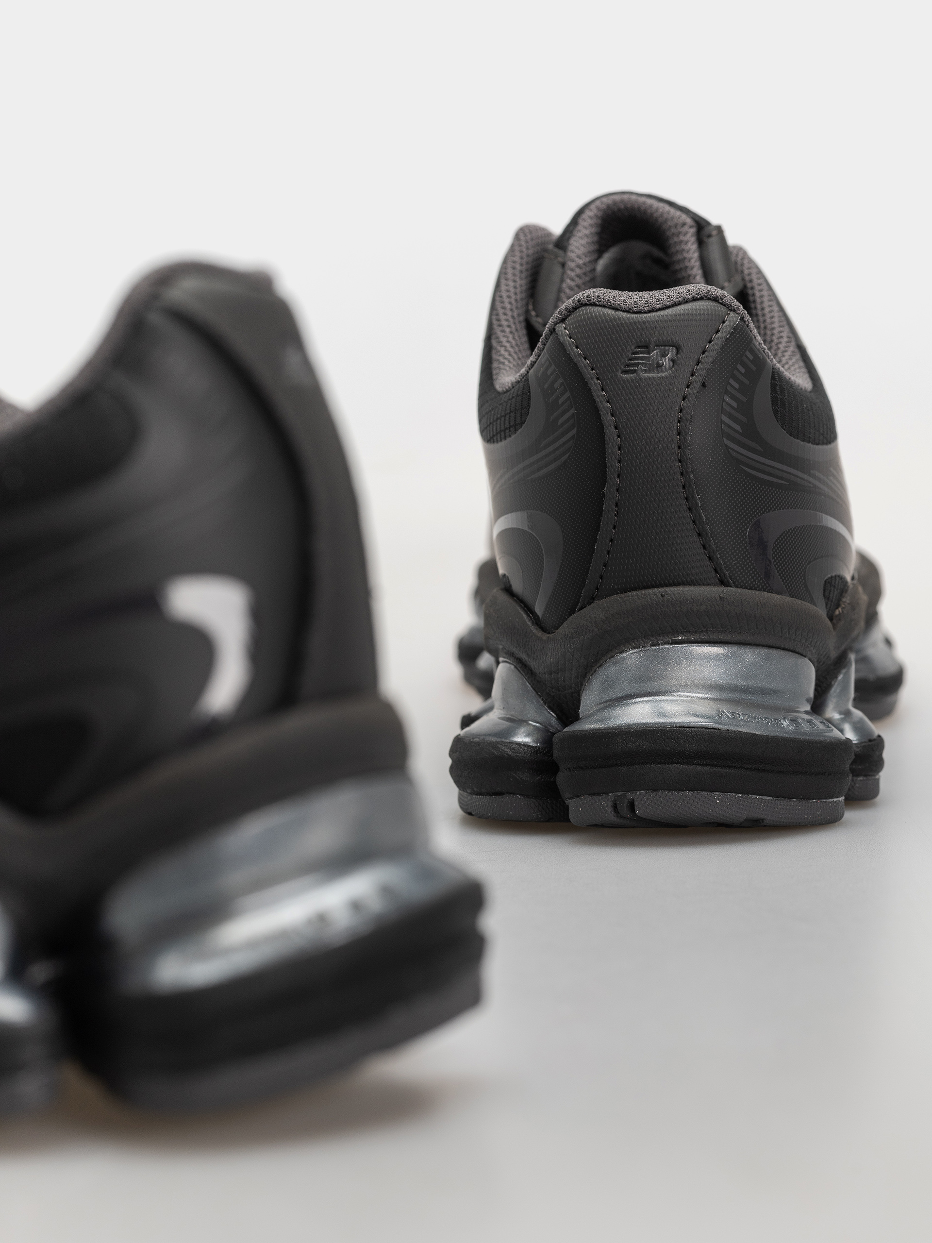 Обувки New Balance 2000 (black/black cement/magnet)