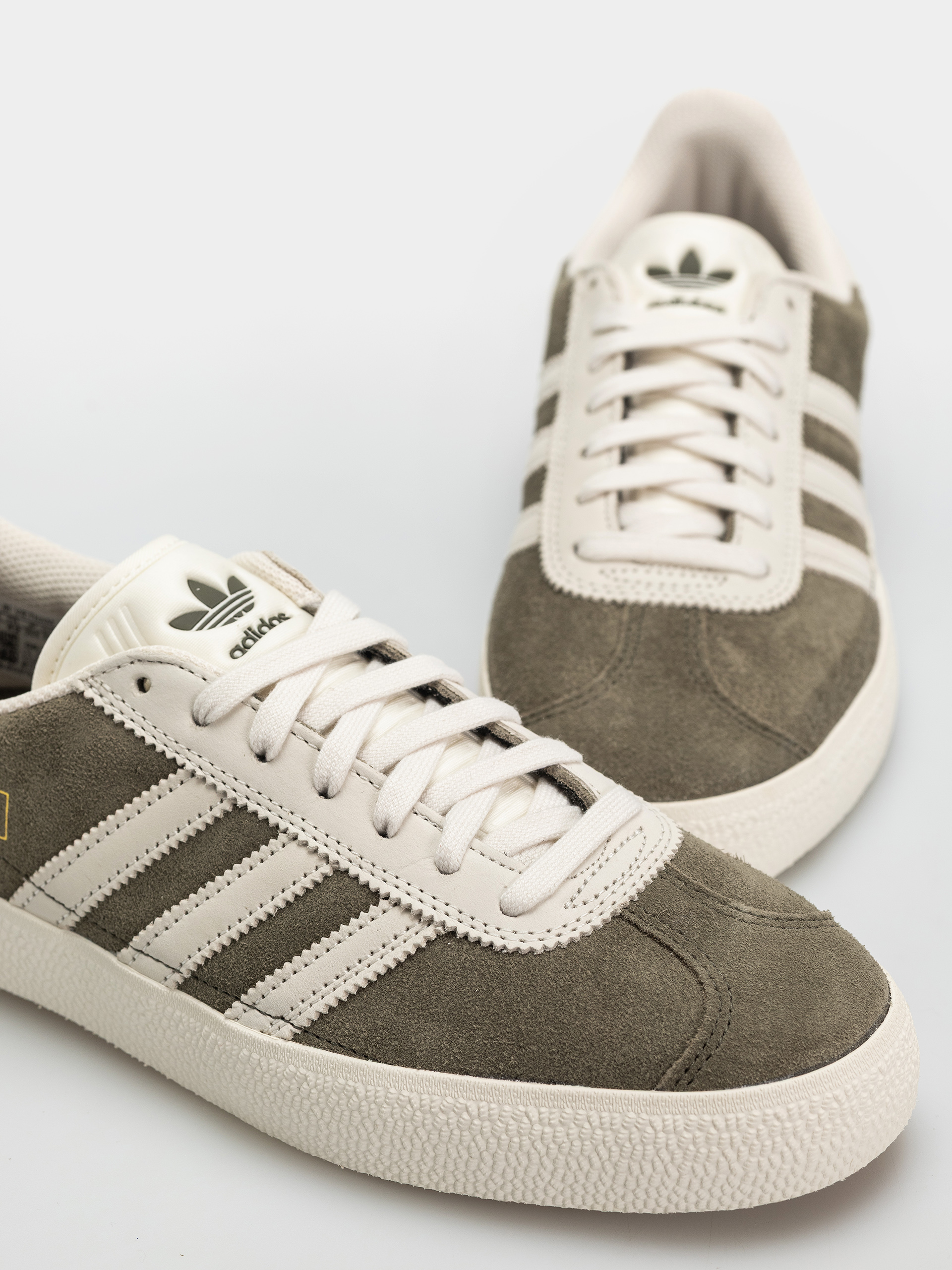 Обувки adidas Gazelle Adv (olistr/cwhite/goldmt)