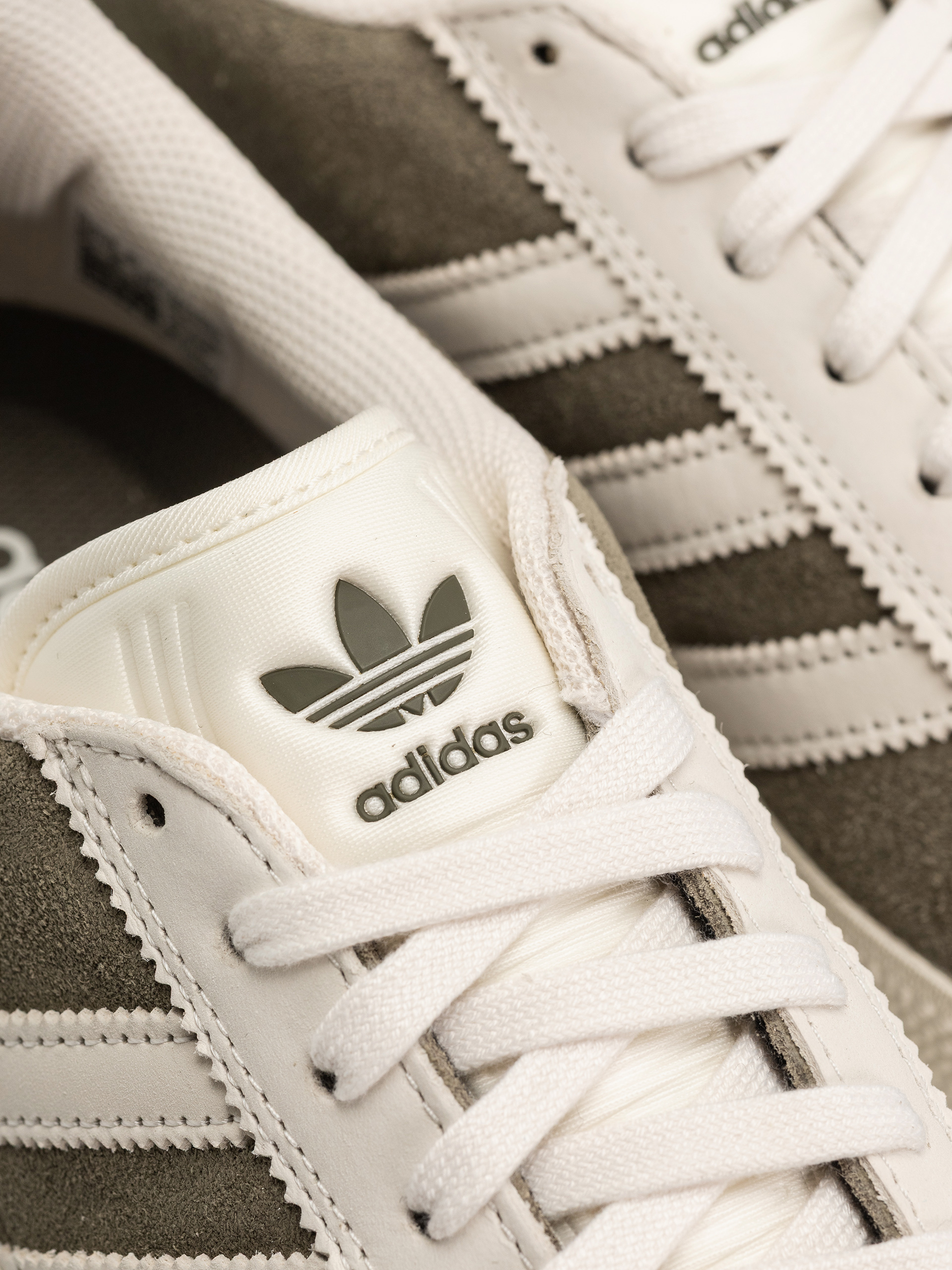 Обувки adidas Gazelle Adv (olistr/cwhite/goldmt)