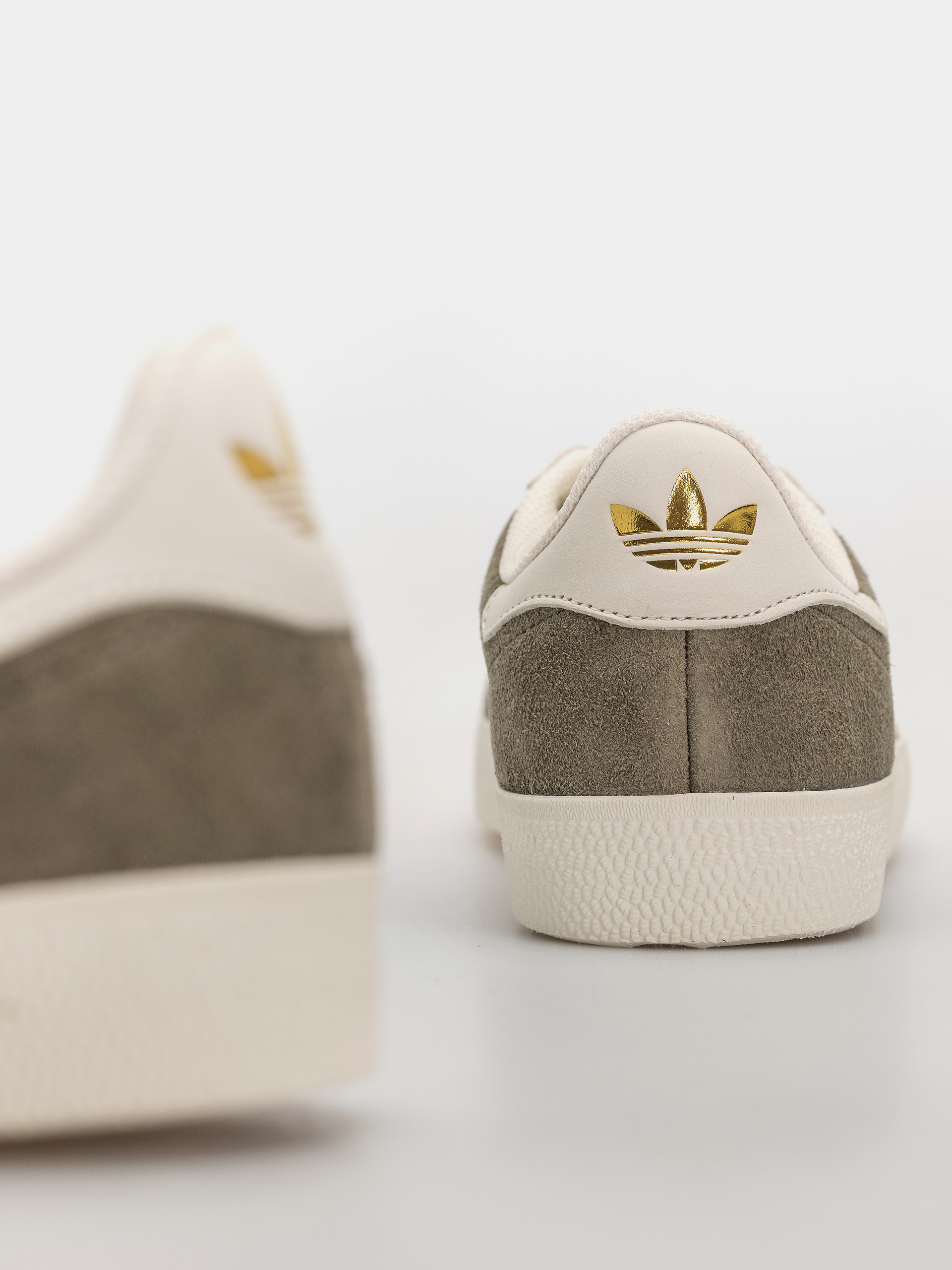 Обувки adidas Gazelle Adv (olistr/cwhite/goldmt)