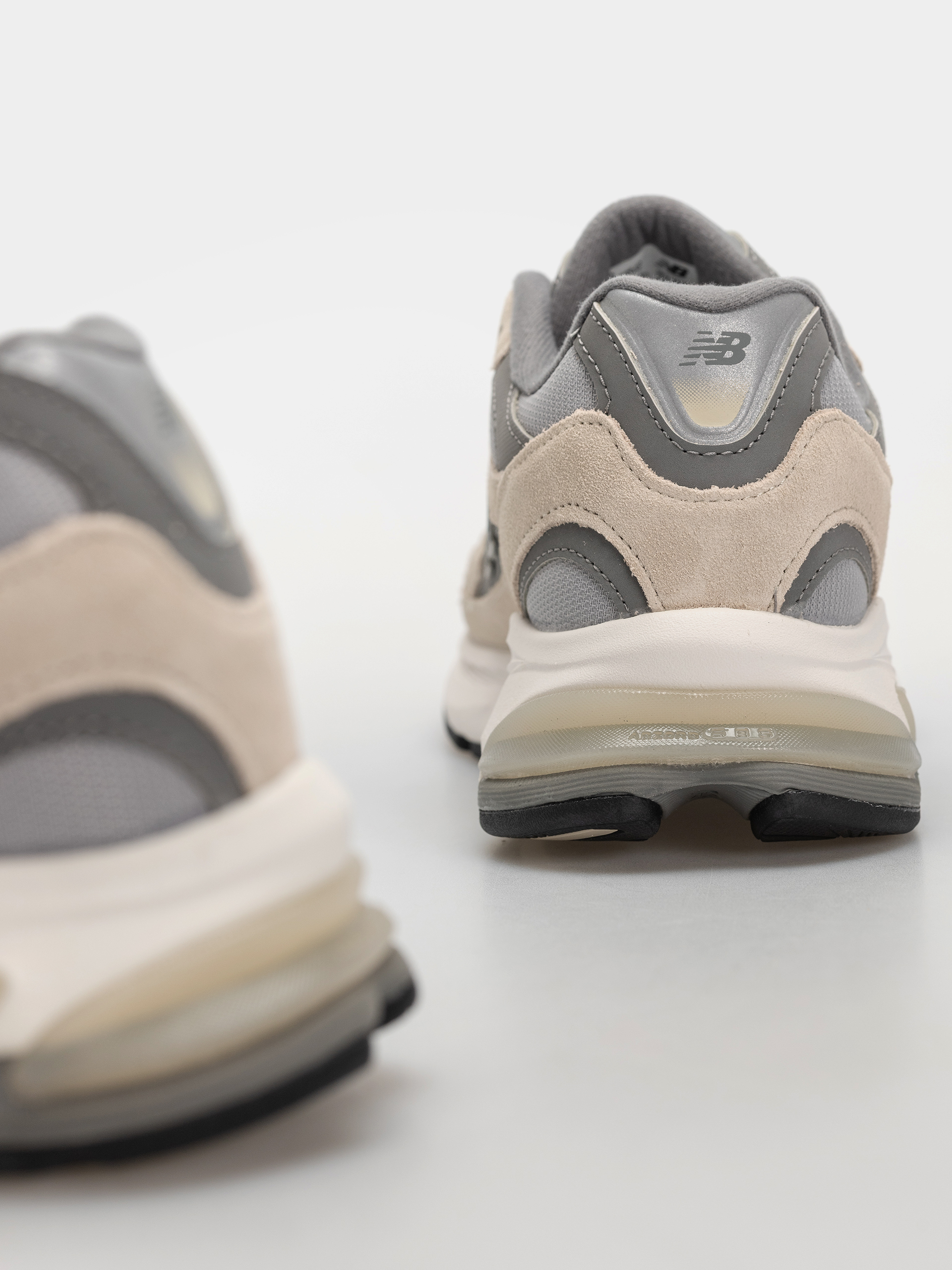 Обувки New Balance 2010 (timberwolf/harbor grey)