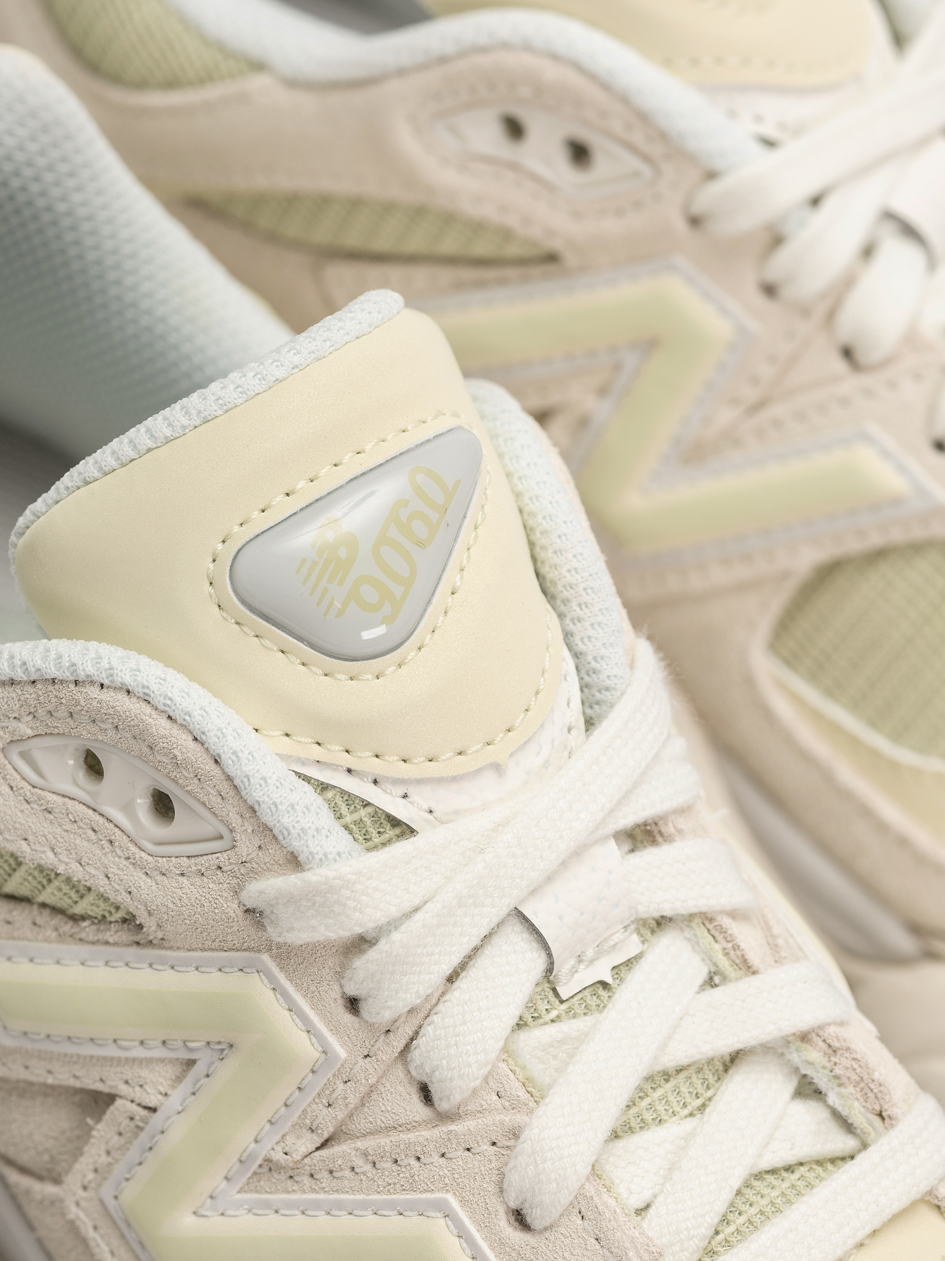 Обувки New Balance 9060 (pistachio butter/angora)