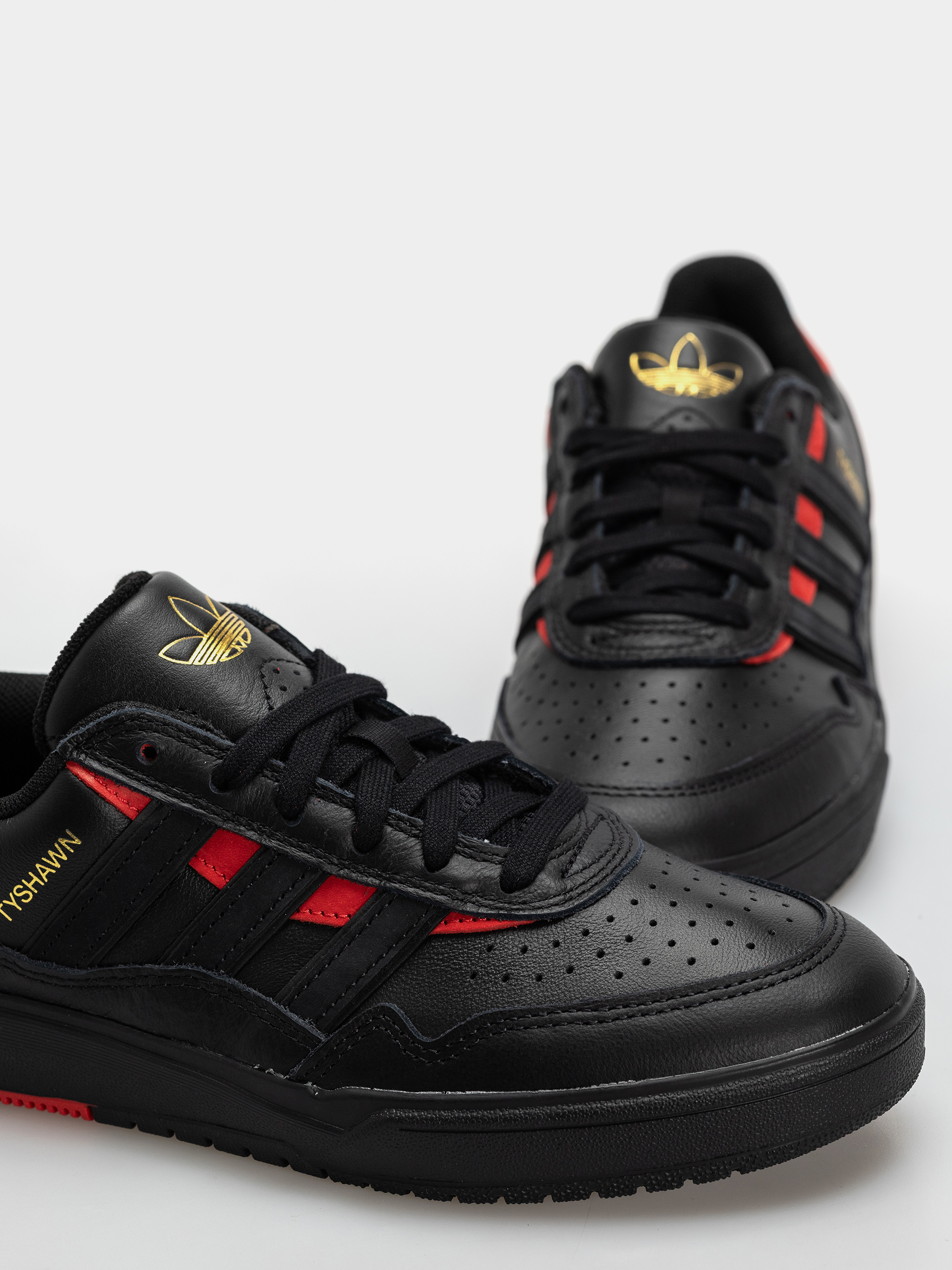 Обувки adidas Tyshawn II (cblack/cblack/betsca)