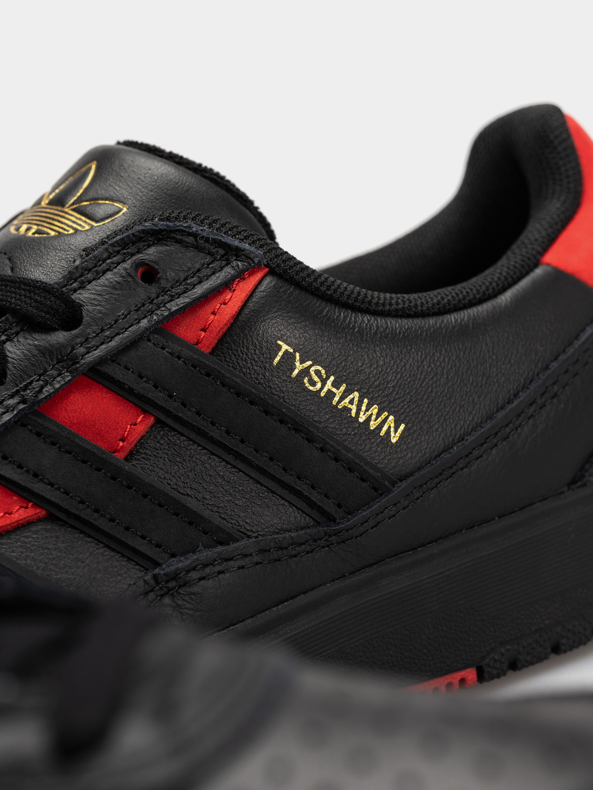Обувки adidas Tyshawn II (cblack/cblack/betsca)