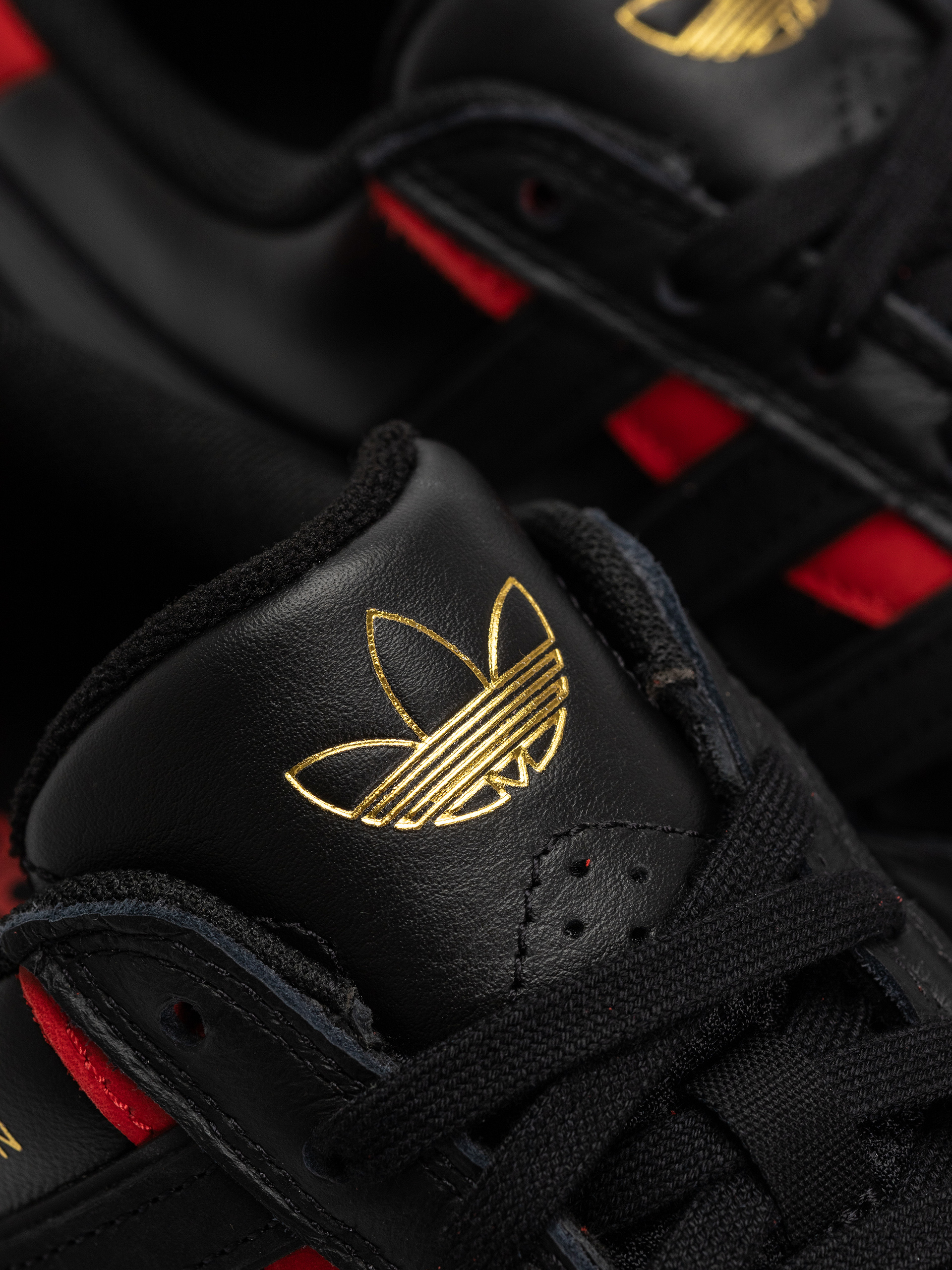Обувки adidas Tyshawn II (cblack/cblack/betsca)