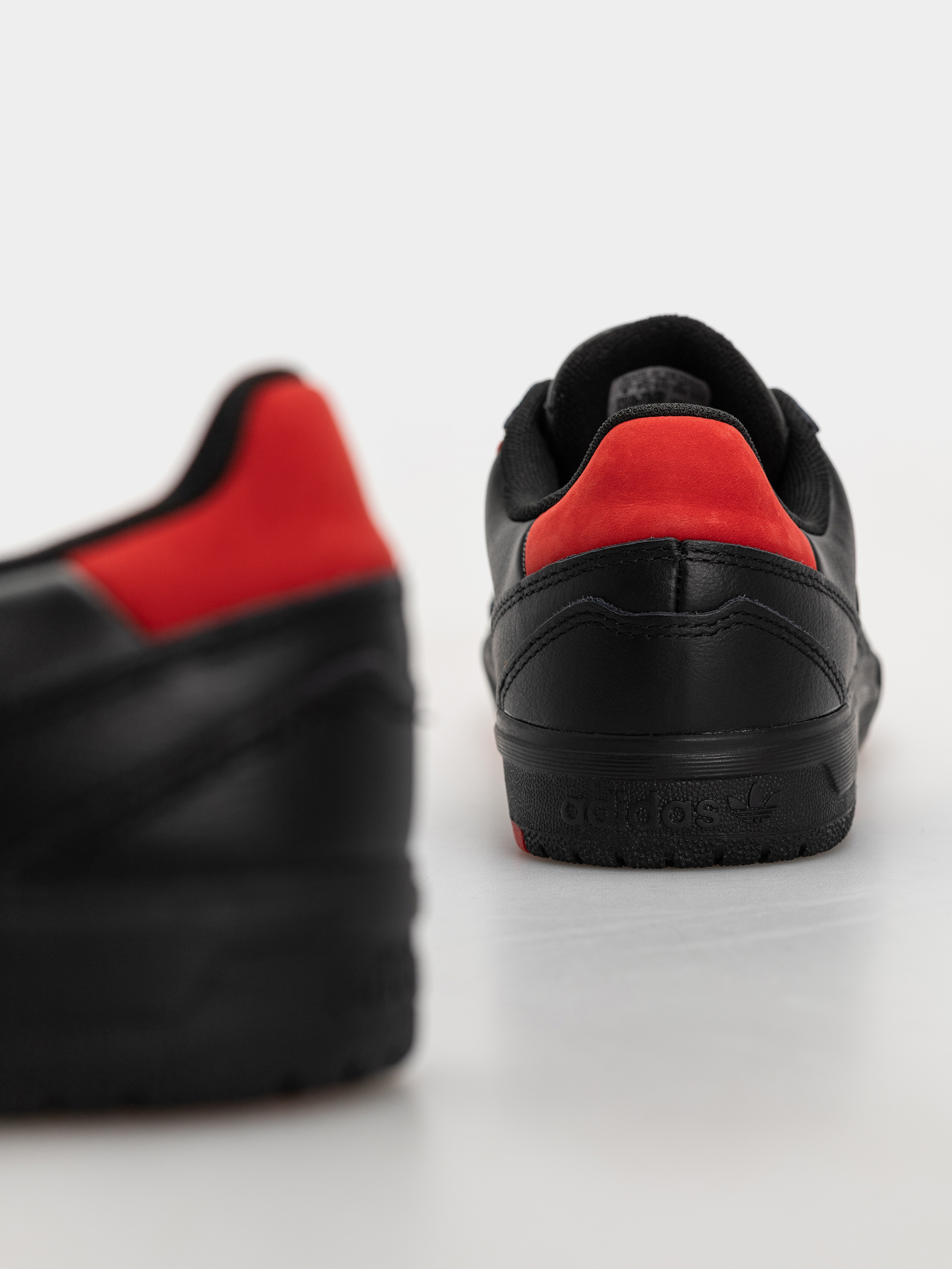Обувки adidas Tyshawn II (cblack/cblack/betsca)