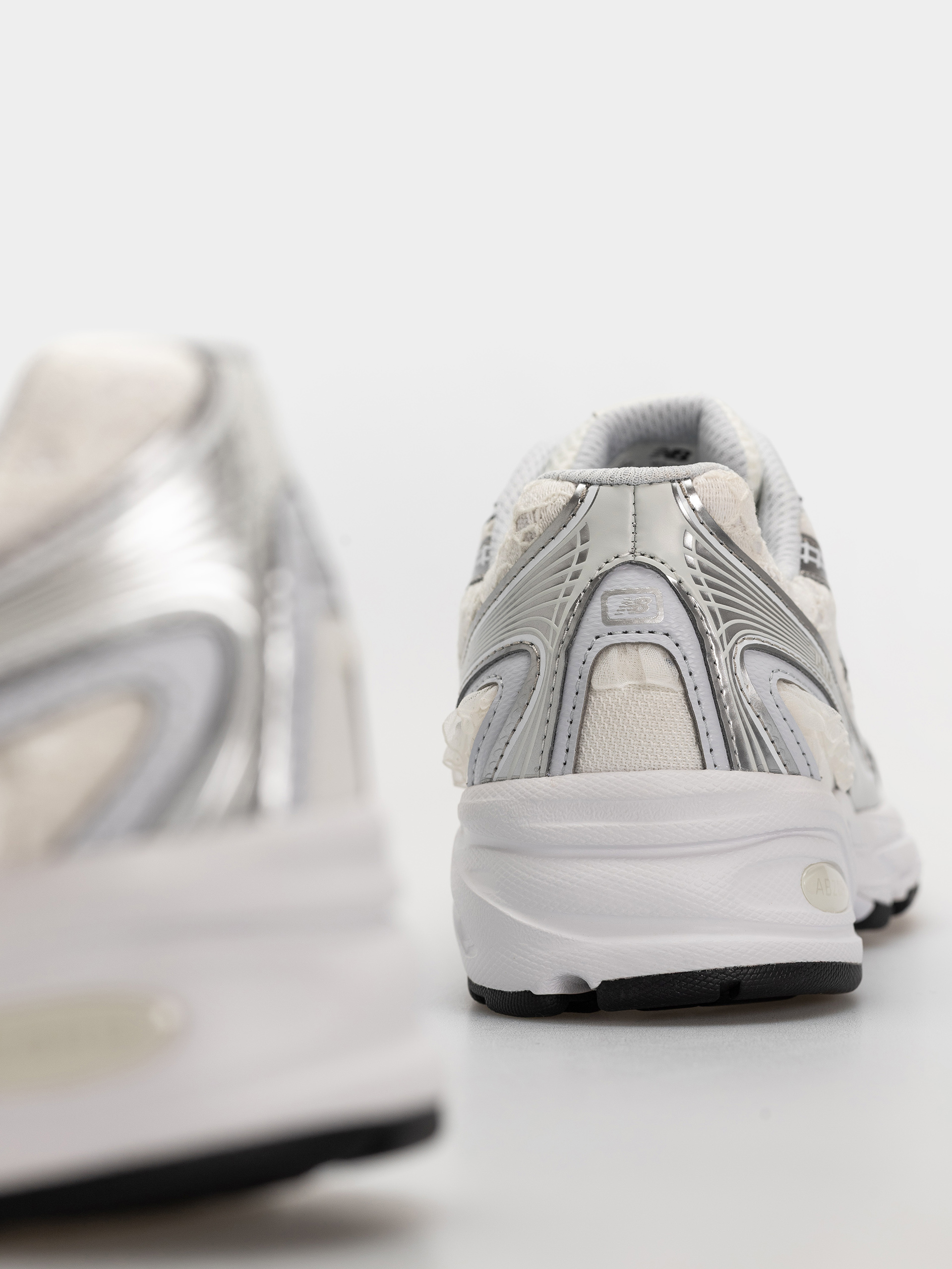 Обувки New Balance 740 (linen/silver metallic)