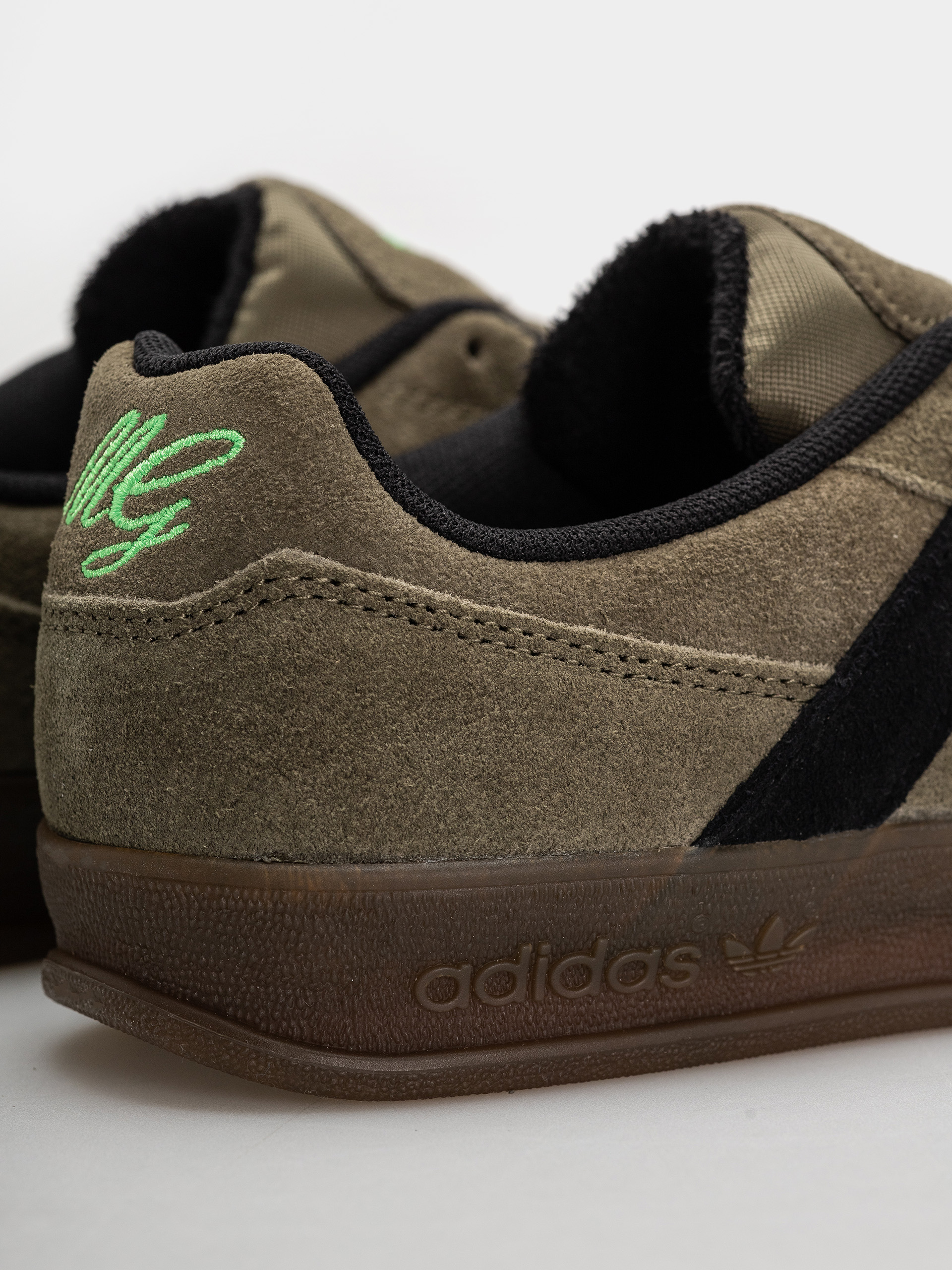 Обувки adidas Aloha Super (olistr/cblack/gum5)
