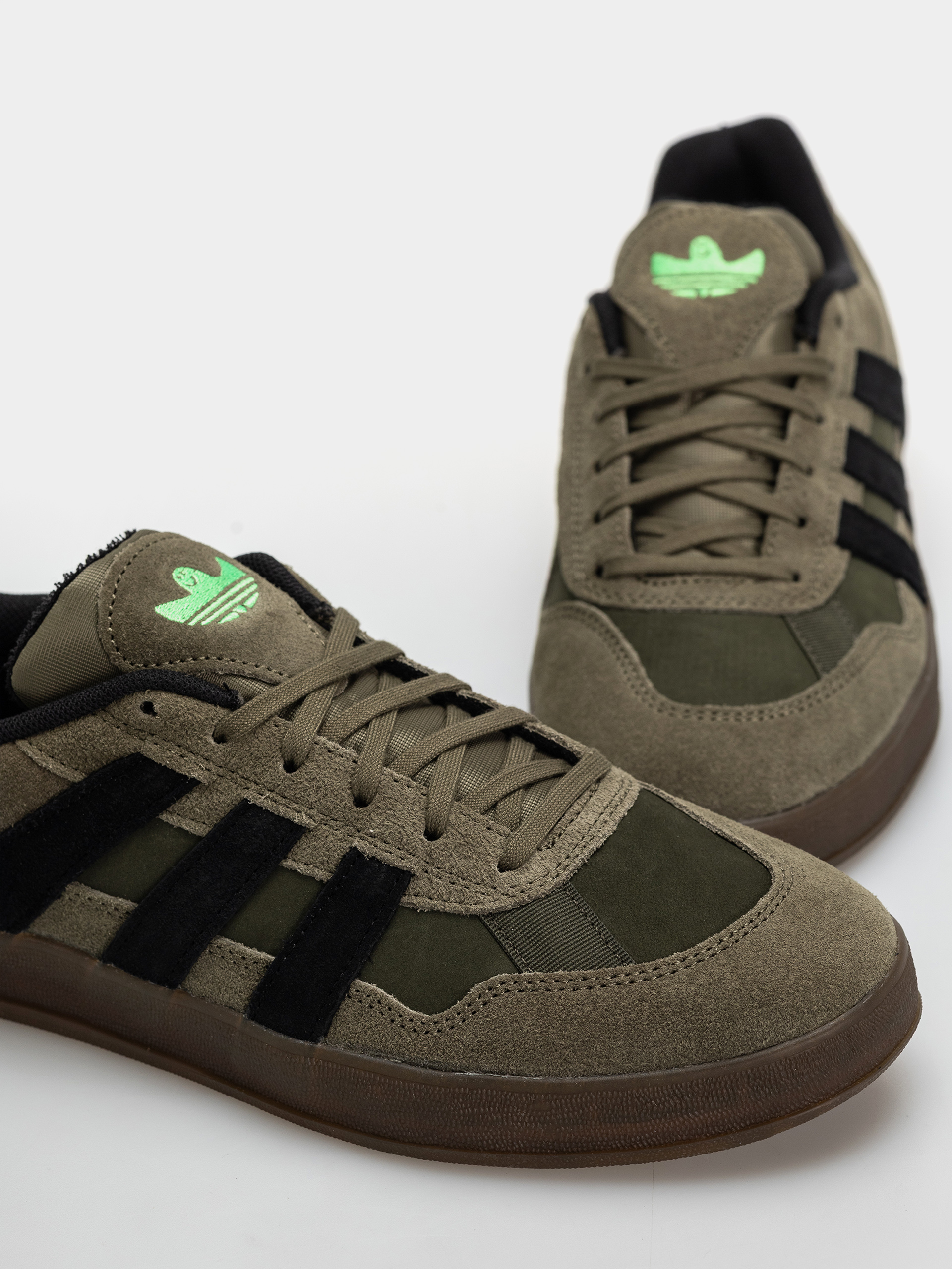 Обувки adidas Aloha Super (olistr/cblack/gum5)