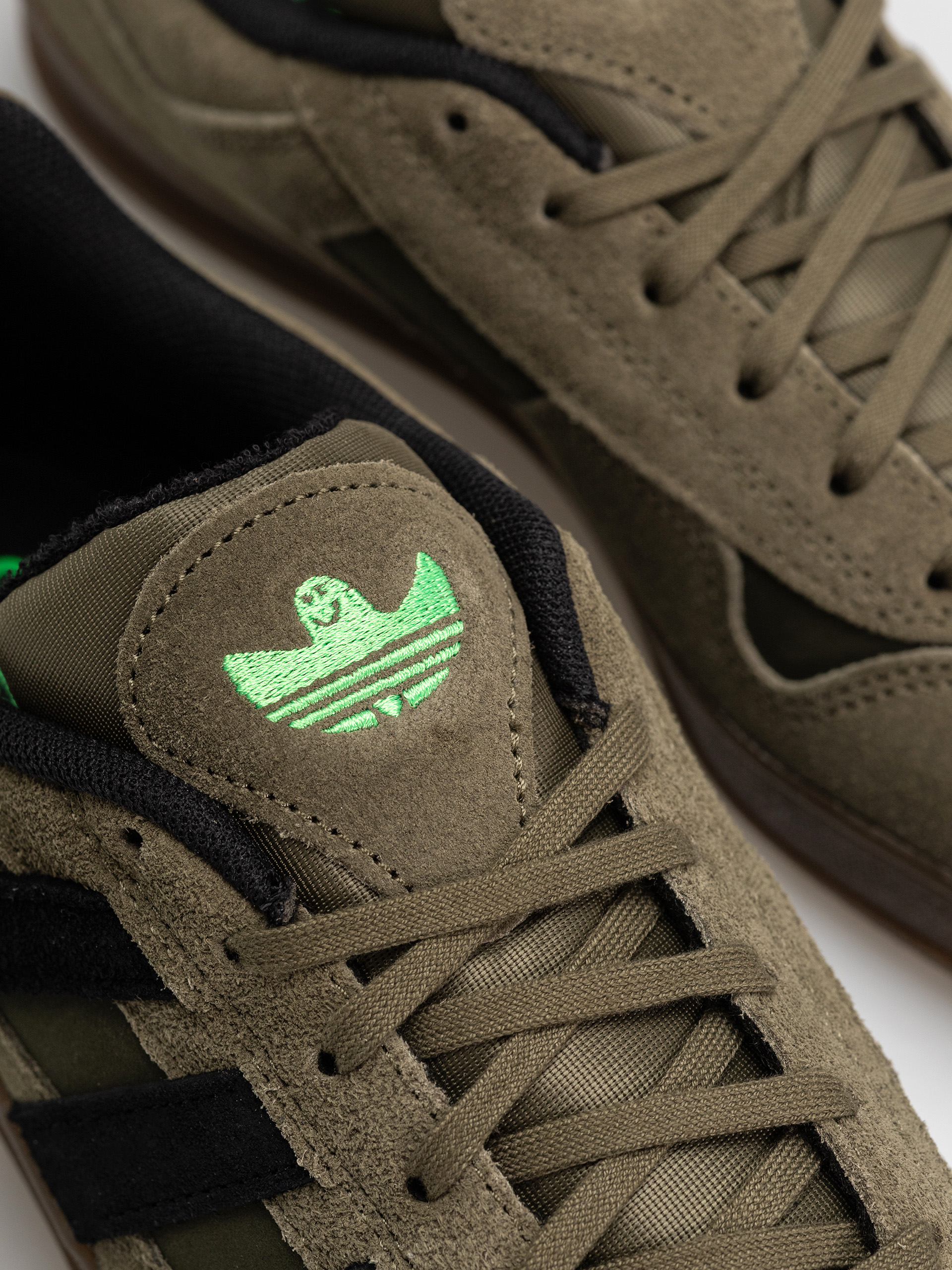 Обувки adidas Aloha Super (olistr/cblack/gum5)