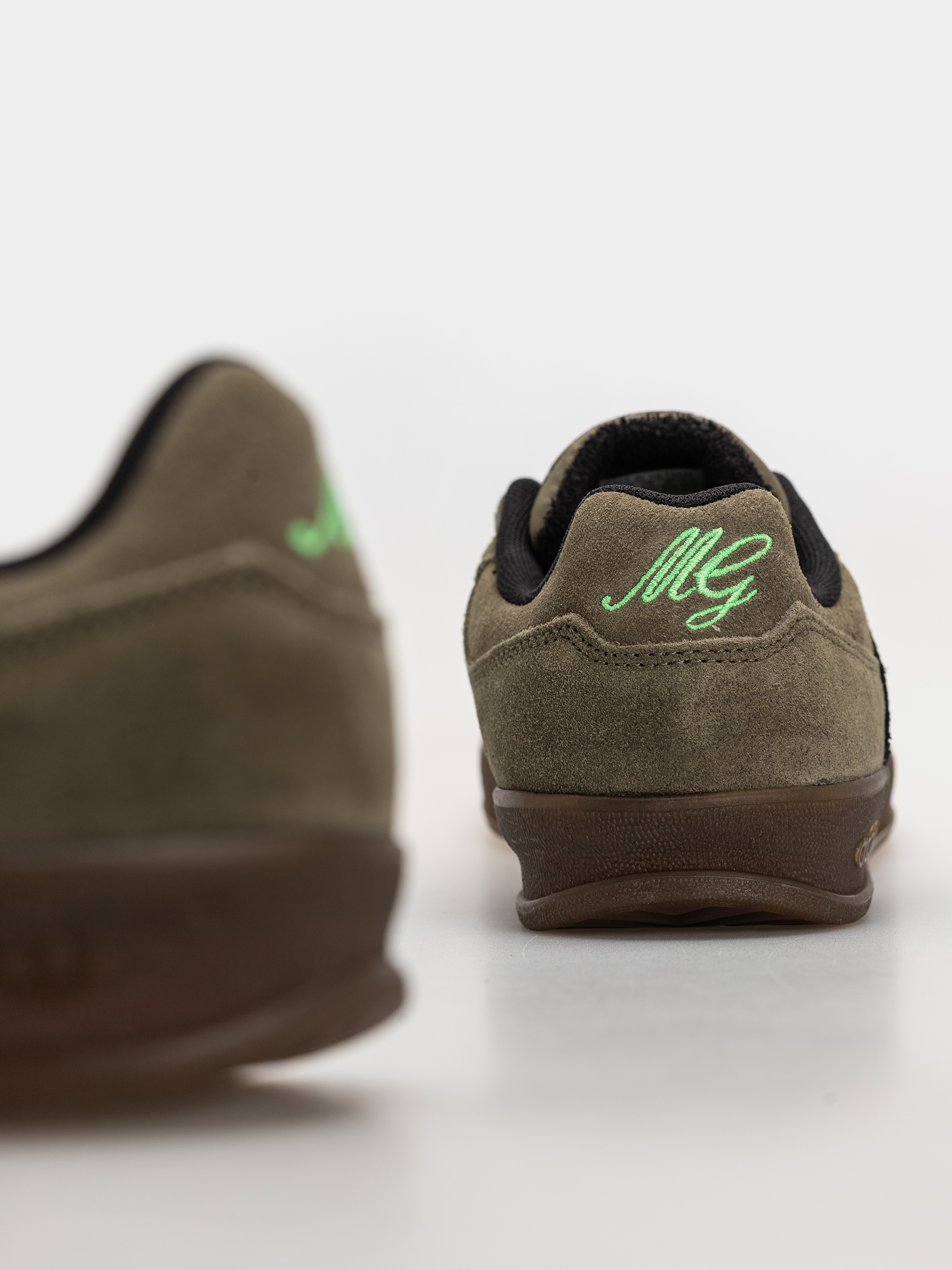 Обувки adidas Aloha Super (olistr/cblack/gum5)