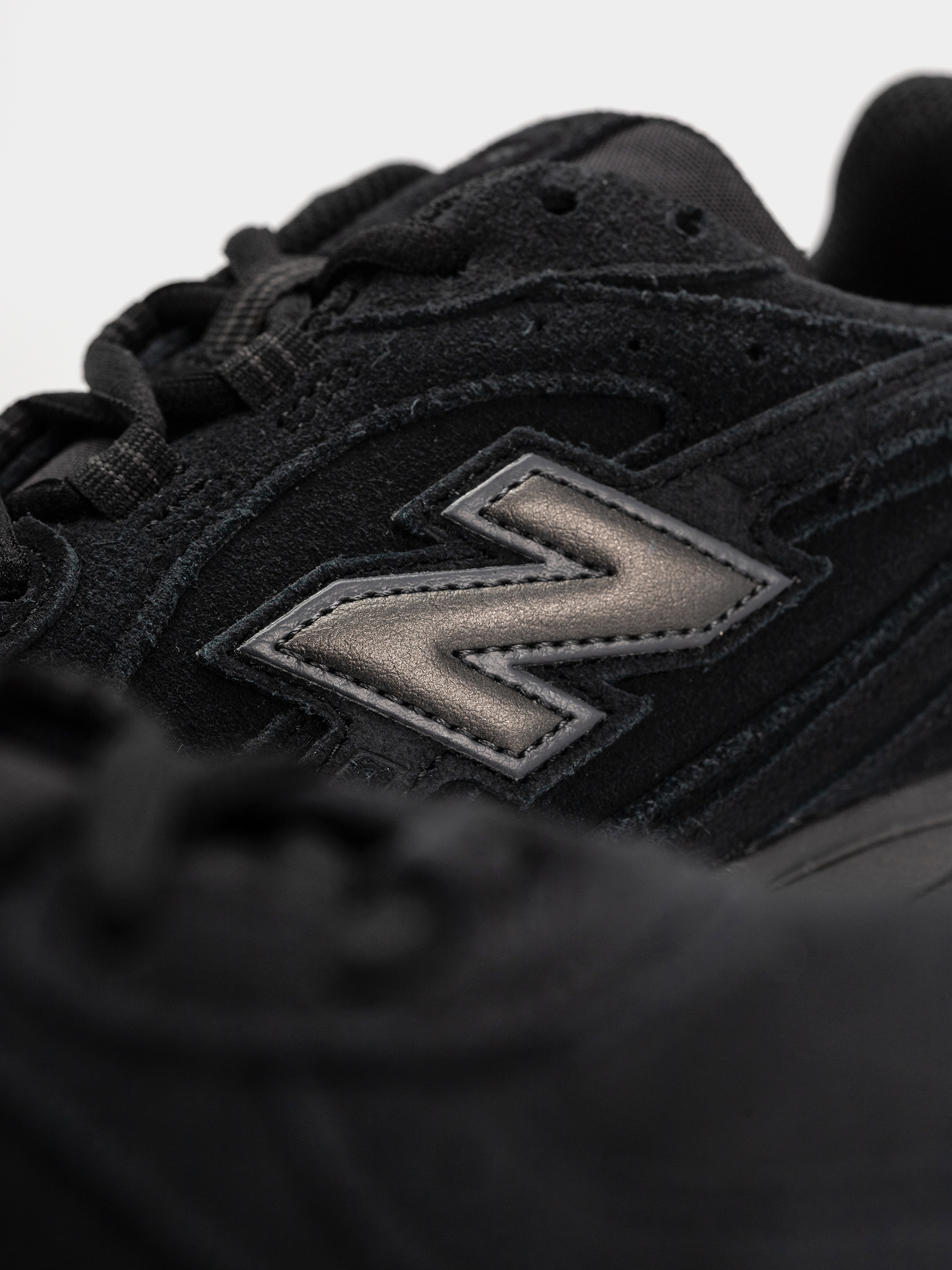 Обувки New Balance 204L (black/black cement)